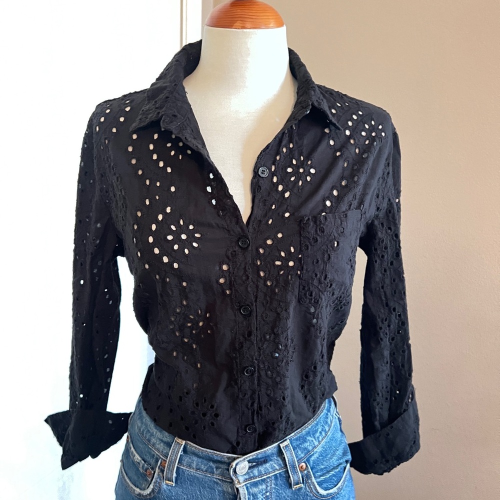 Coco And Shay 100% Cotton Eyelet Button Down Blouse